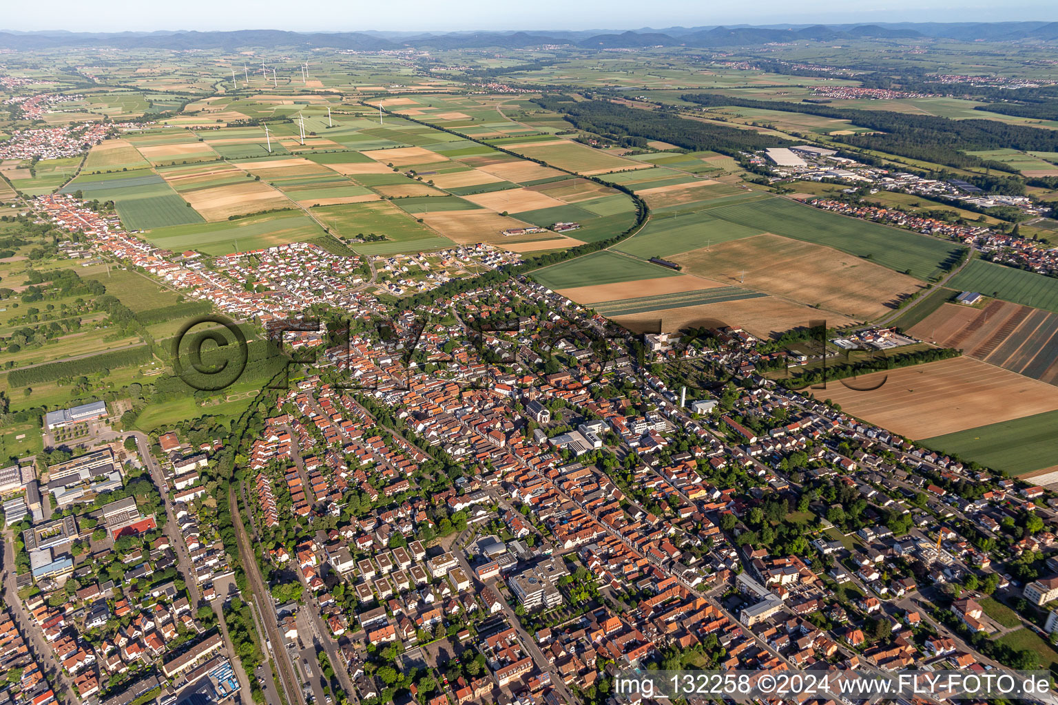 Vue aérienne de Hauptstrasse et Saarstr à Kandel dans le département Rhénanie-Palatinat, Allemagne