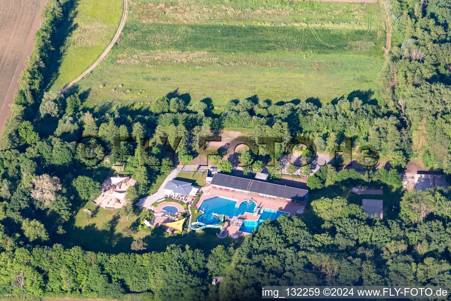 Vue aérienne de Piscine forestière à Kandel dans le département Rhénanie-Palatinat, Allemagne