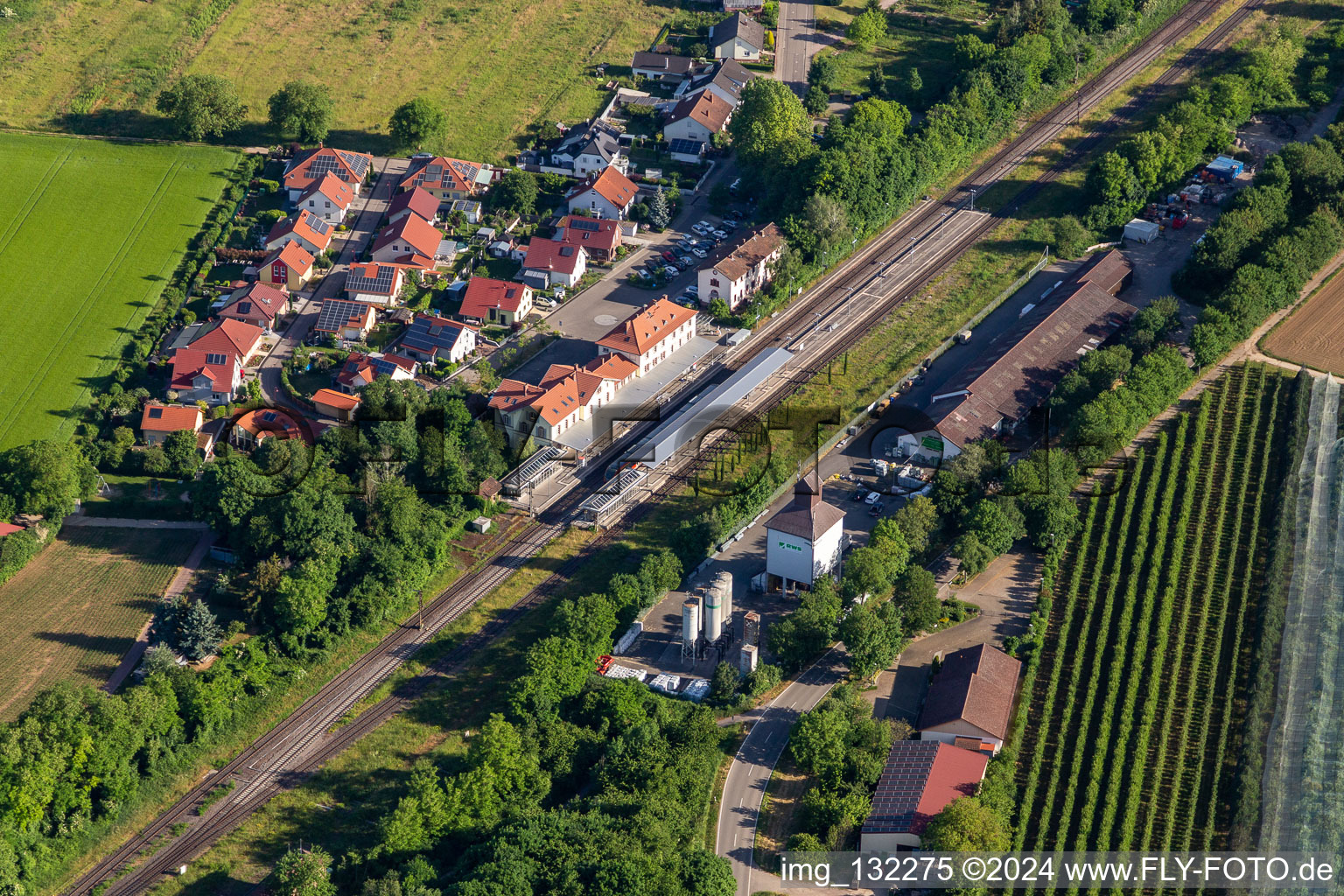 Vue aérienne de Raiffeisen Warenhandelsgesellschaft Südpfalz mbH (Winden) à Winden dans le département Rhénanie-Palatinat, Allemagne