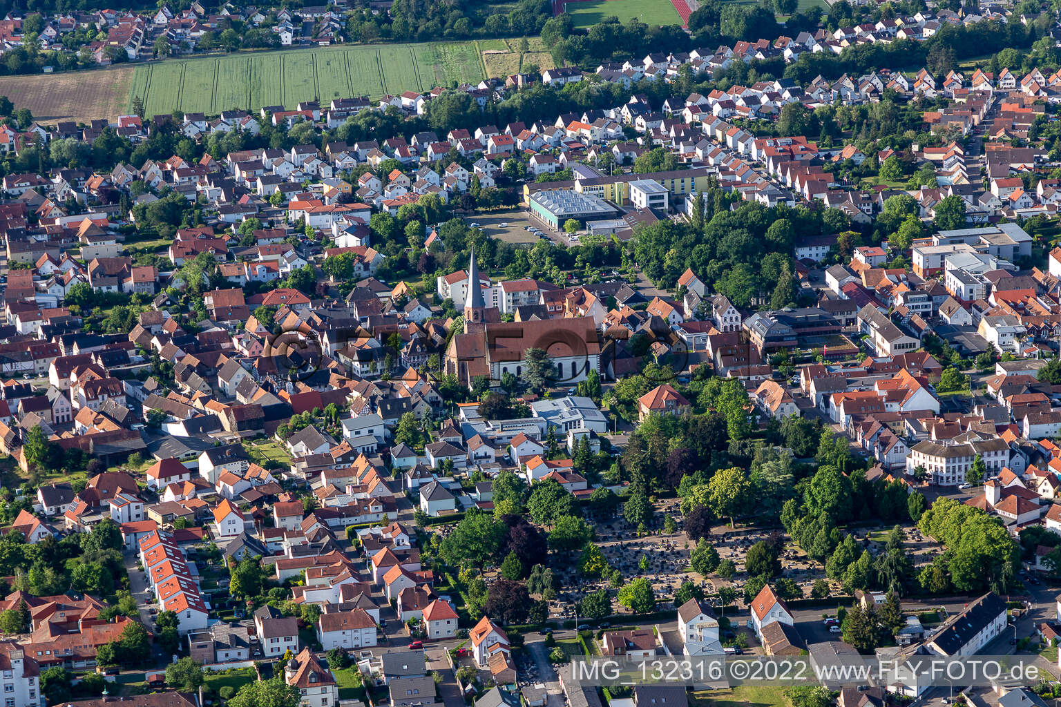 Vue aérienne de Église catholique Sainte-Marie de l'Assomption Herxheim à le quartier Herxheim in Herxheim bei Landau dans le département Rhénanie-Palatinat, Allemagne