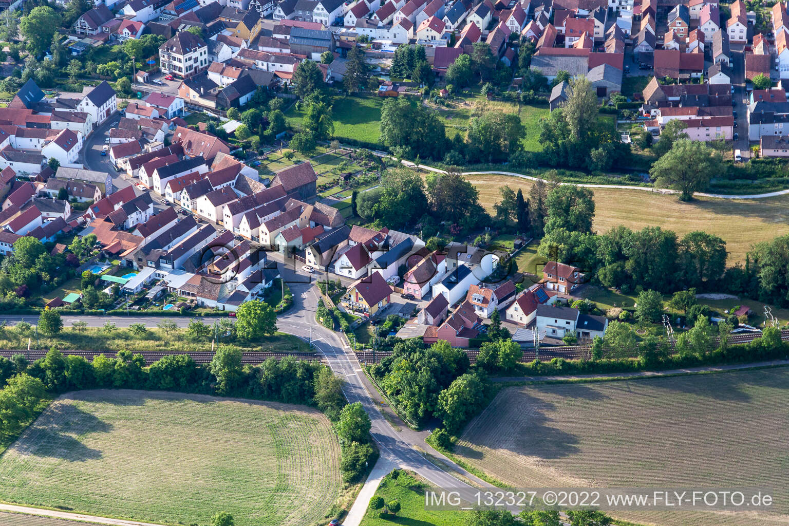 Vue aérienne de Rue du milieu à Rülzheim dans le département Rhénanie-Palatinat, Allemagne