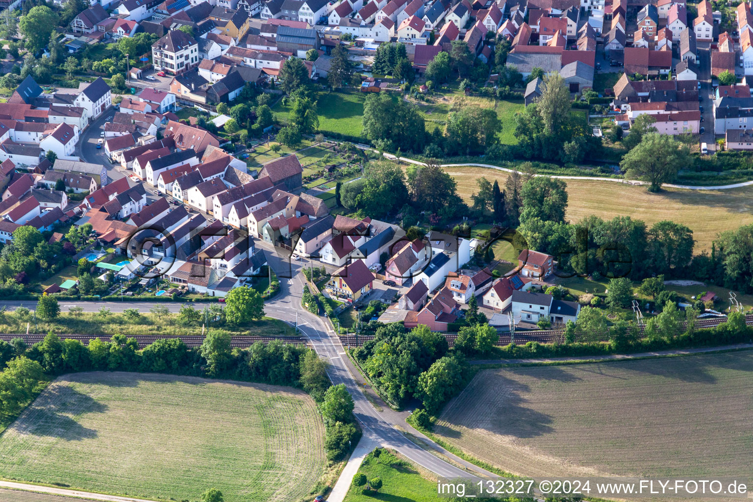 Vue aérienne de Rue du milieu à Rülzheim dans le département Rhénanie-Palatinat, Allemagne