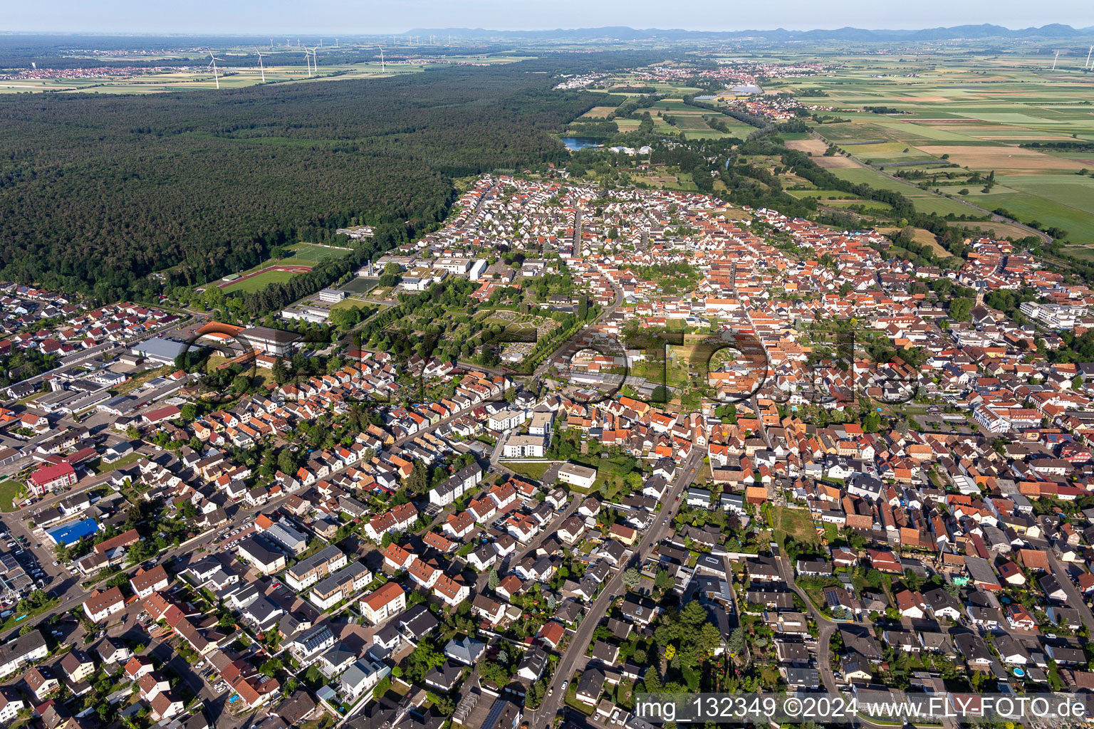 Rülzheim dans le département Rhénanie-Palatinat, Allemagne du point de vue du drone