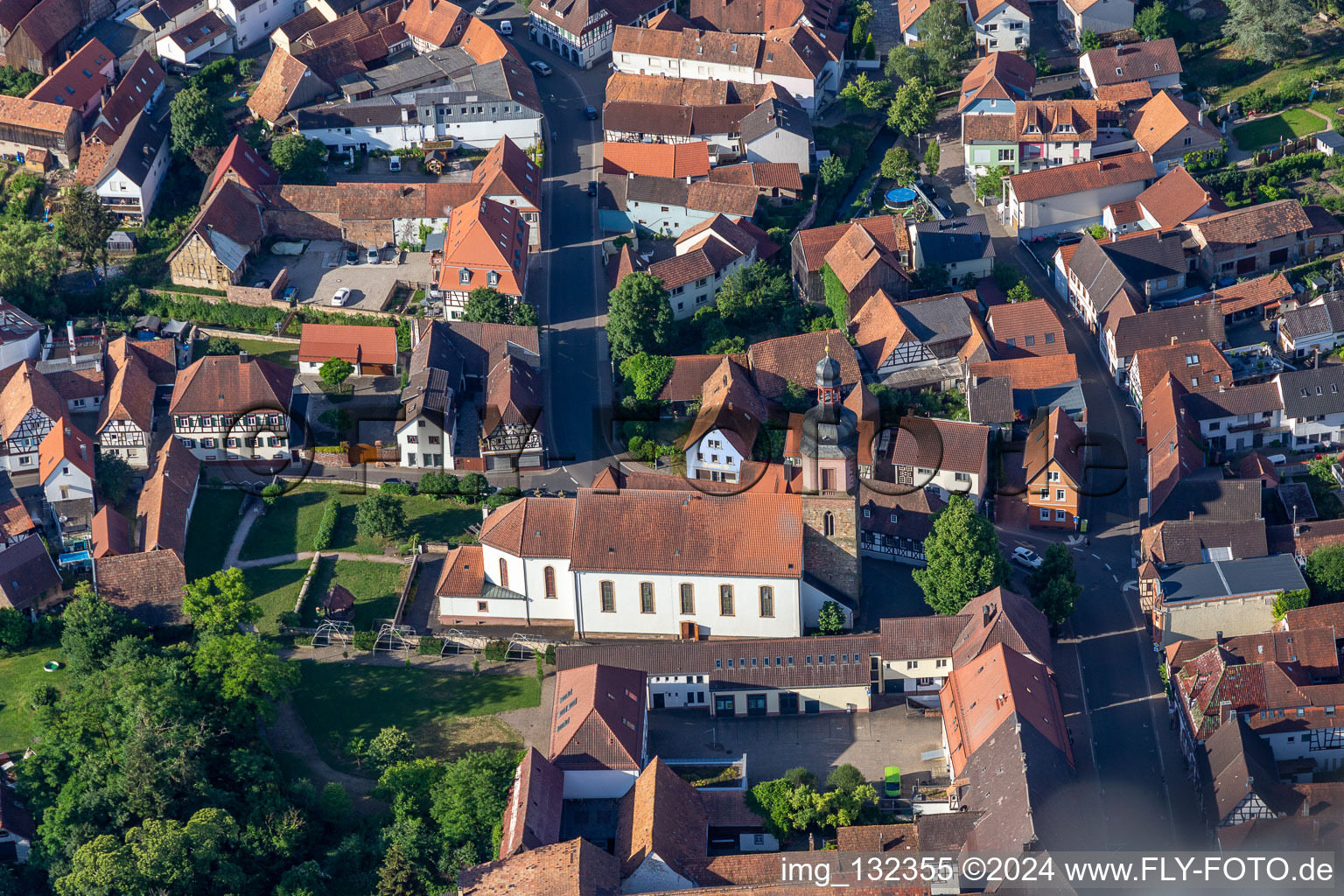 Vue aérienne de Église paroissiale Saint-Michel à Rheinzabern dans le département Rhénanie-Palatinat, Allemagne