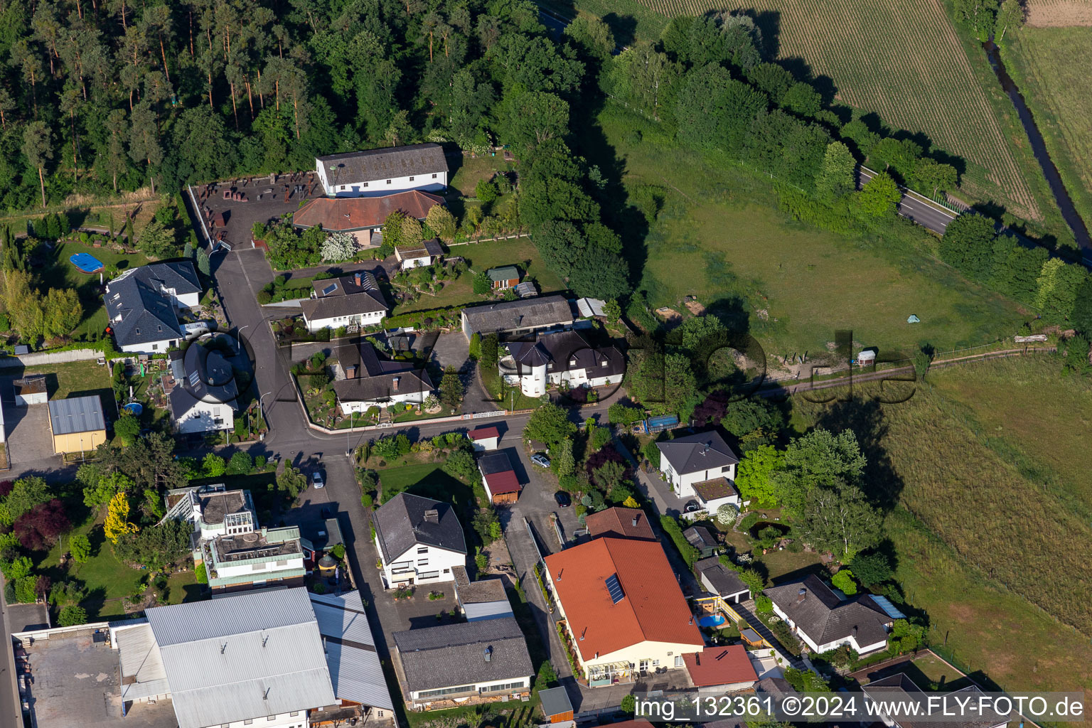 Vue aérienne de Rue industrielle à Rheinzabern dans le département Rhénanie-Palatinat, Allemagne