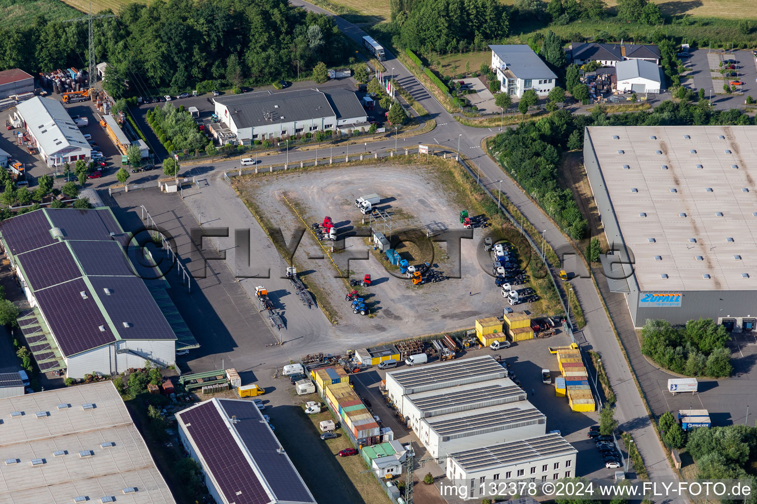 Vue aérienne de Entrepôt de camions Daimler dans un ancien parking de discothèque à le quartier Minderslachen in Kandel dans le département Rhénanie-Palatinat, Allemagne