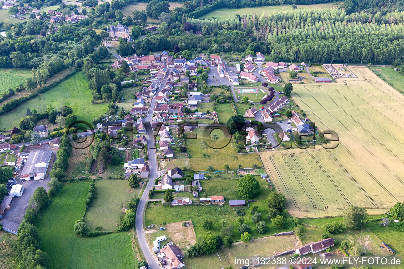 Vue aérienne de Semur-en-Vallon dans le département Sarthe, France