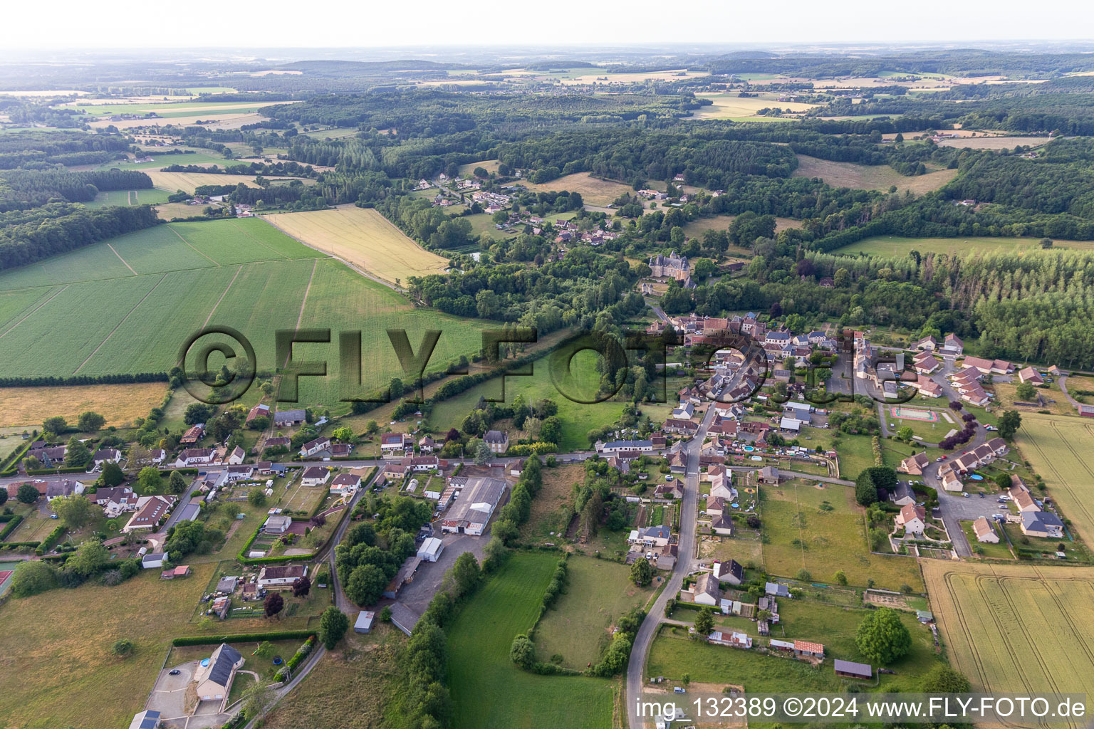 Vue aérienne de Semur-en-Vallon dans le département Sarthe, France