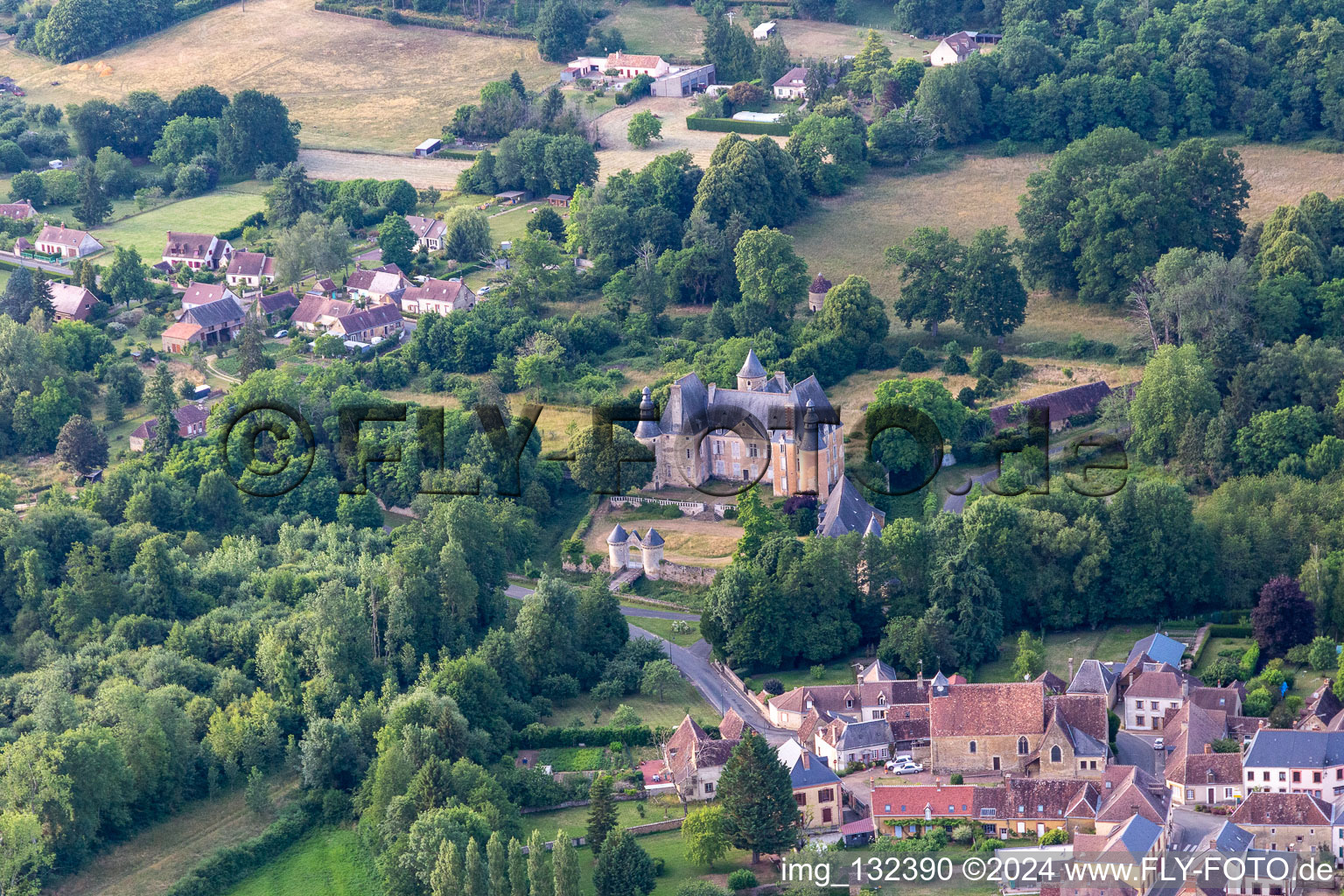 Vue aérienne de Château de Semur-en-Vallon à Semur-en-Vallon dans le département Sarthe, France