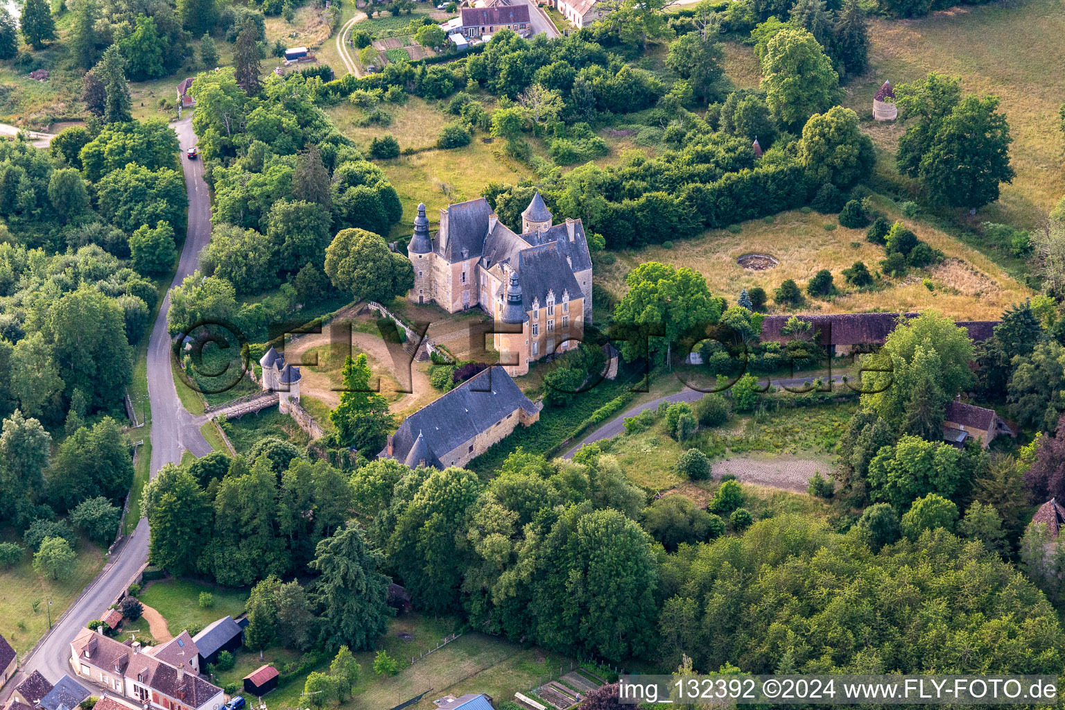 Vue aérienne de Château de Semur-en-Vallon dans la Sarthe à Semur-en-Vallon dans le département Sarthe, France