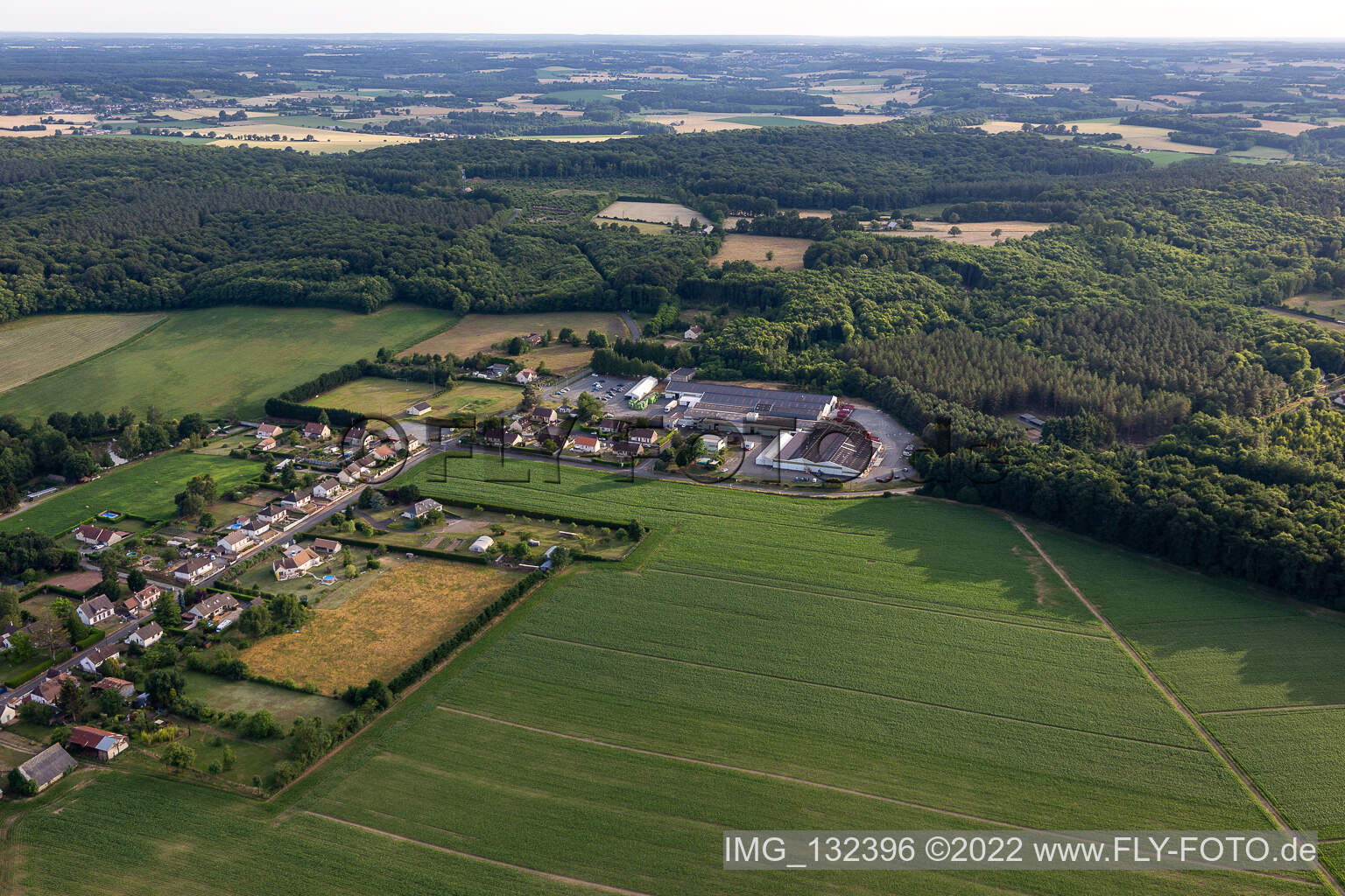 Vue aérienne de Métaseval à Semur-en-Vallon dans le département Sarthe, France