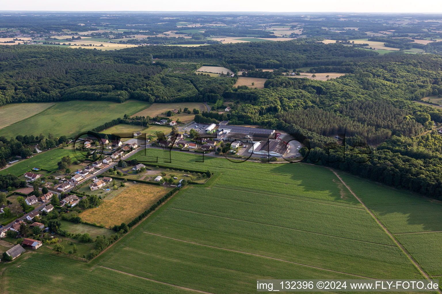 Vue aérienne de Métaseval à Semur-en-Vallon dans le département Sarthe, France