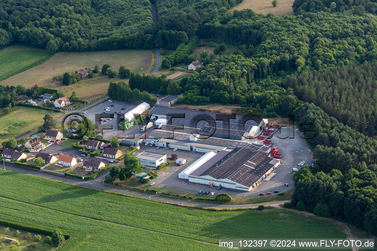 Vue aérienne de Métaseval à Semur-en-Vallon dans le département Sarthe, France