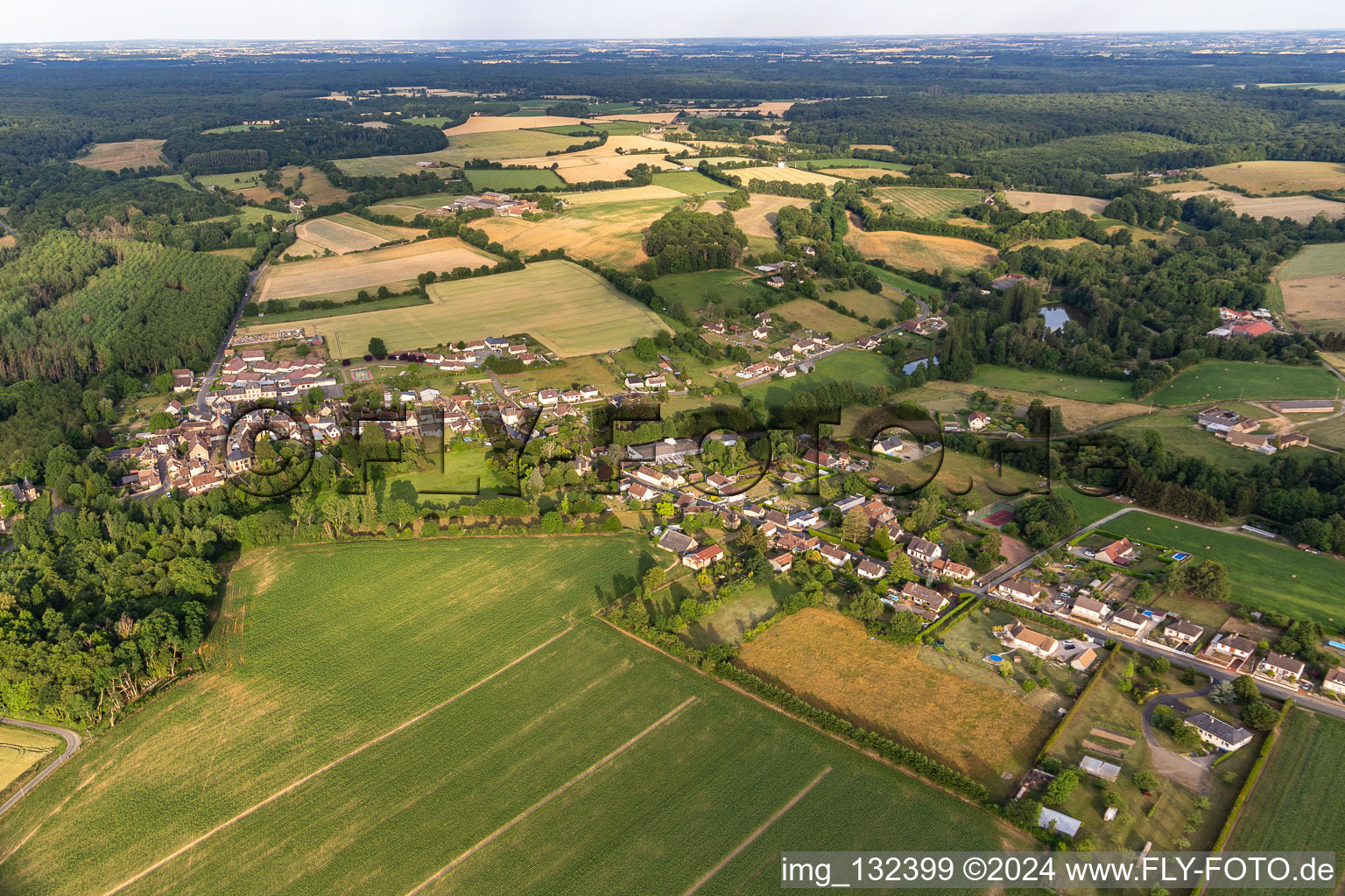 Vue oblique de Semur-en-Vallon dans le département Sarthe, France