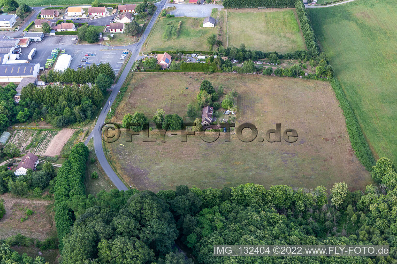Vue aérienne de Le Piquet à Semur-en-Vallon dans le département Sarthe, France