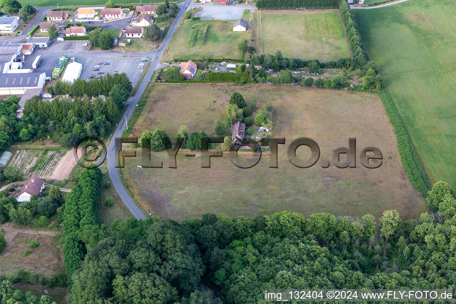 Vue aérienne de Le Piquet à Semur-en-Vallon dans le département Sarthe, France