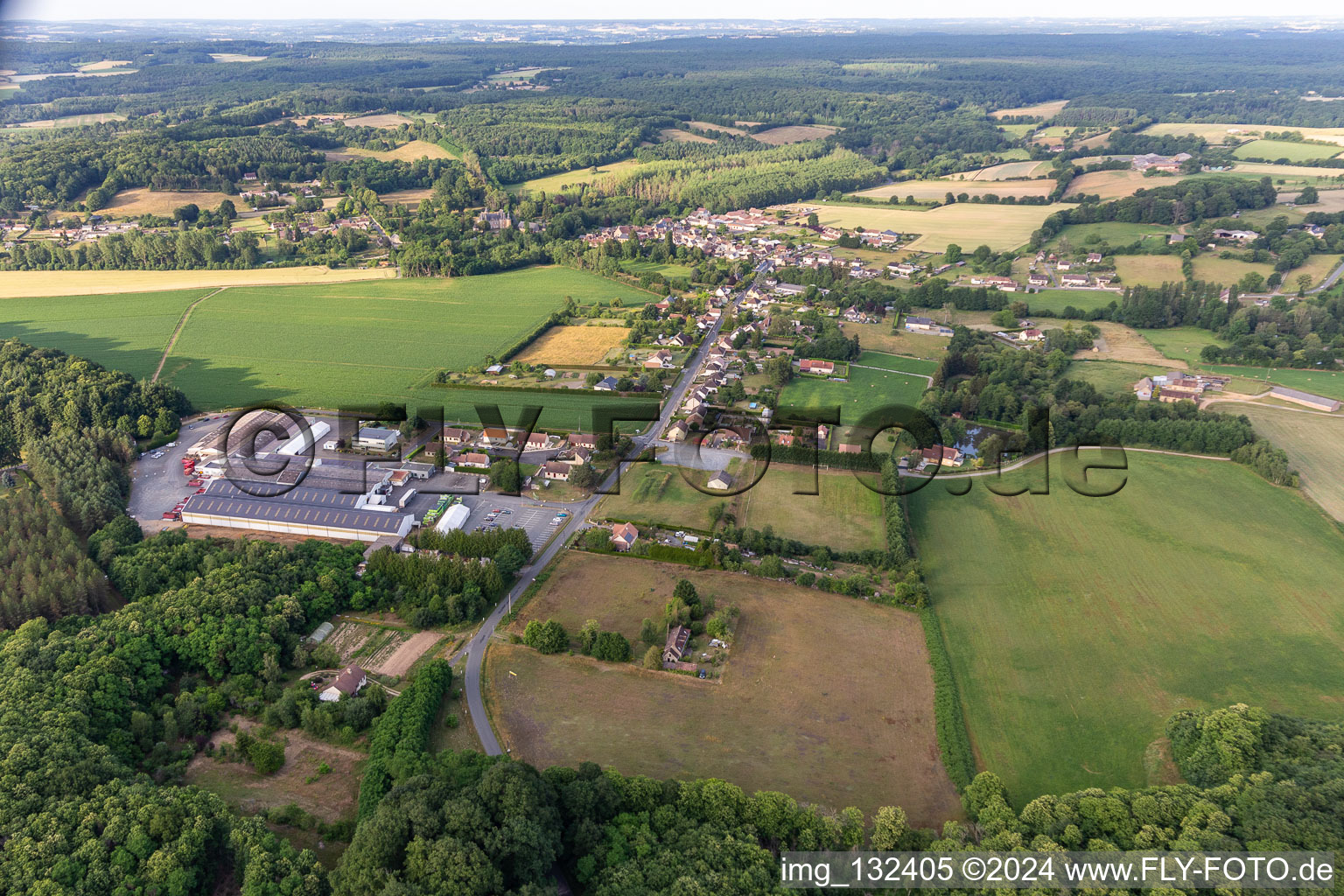 Semur-en-Vallon dans le département Sarthe, France d'en haut