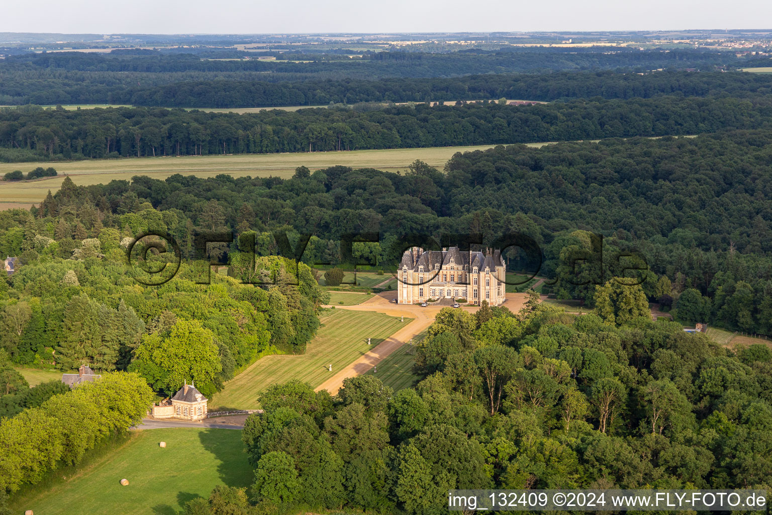 Vue aérienne de Le Domaine de La Pierre à Coudrecieux dans le département Sarthe, France