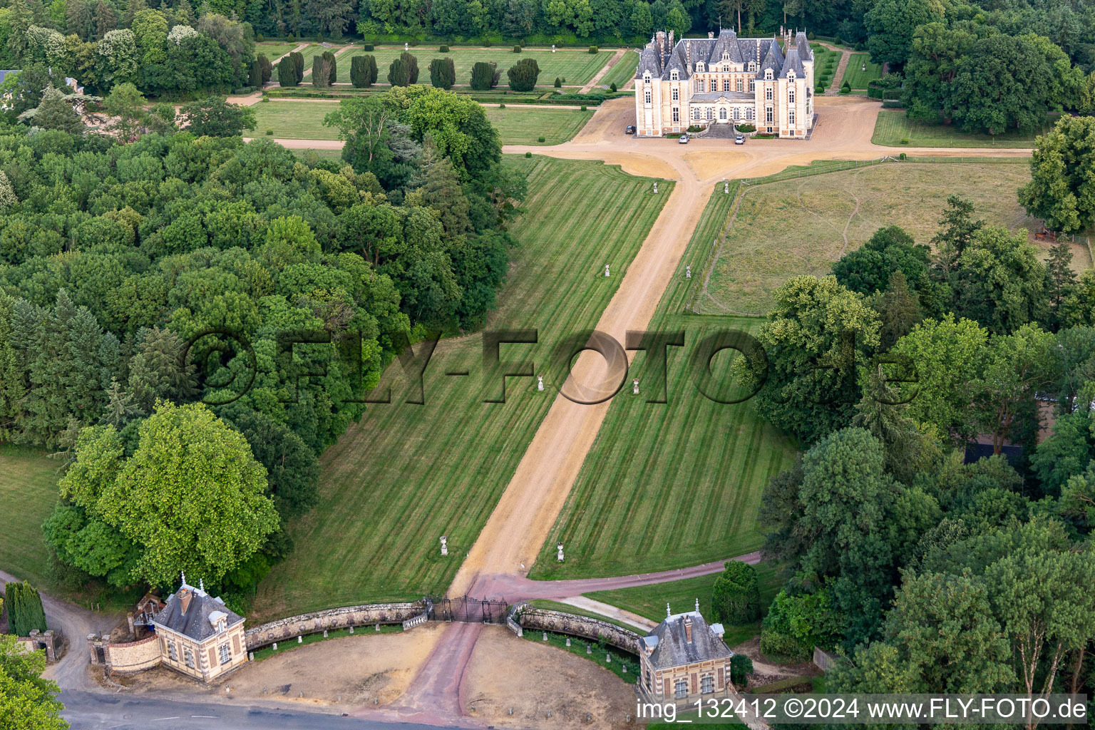 Vue aérienne de Le Domaine de La Pierre à Coudrecieux dans le département Sarthe, France