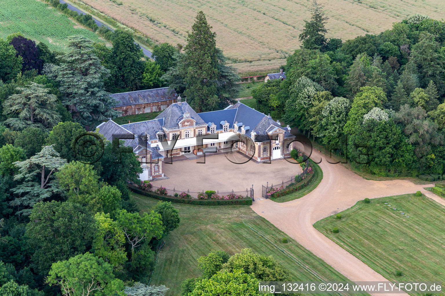 Le Domaine de La Pierre à Coudrecieux dans le département Sarthe, France d'en haut