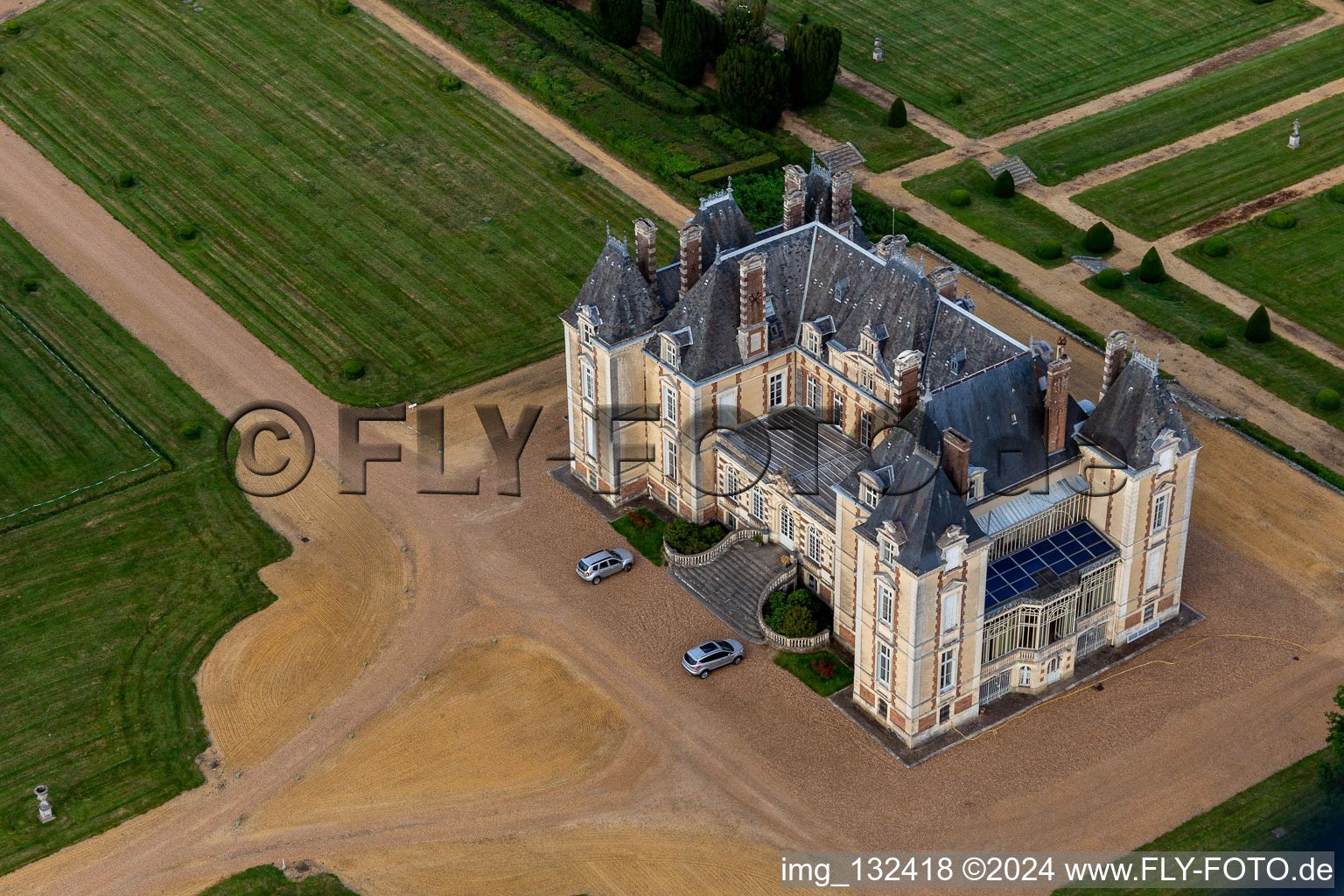 Vue aérienne de Le Domaine de La Pierre à Coudrecieux dans la Sarthe à Coudrecieux dans le département Sarthe, France