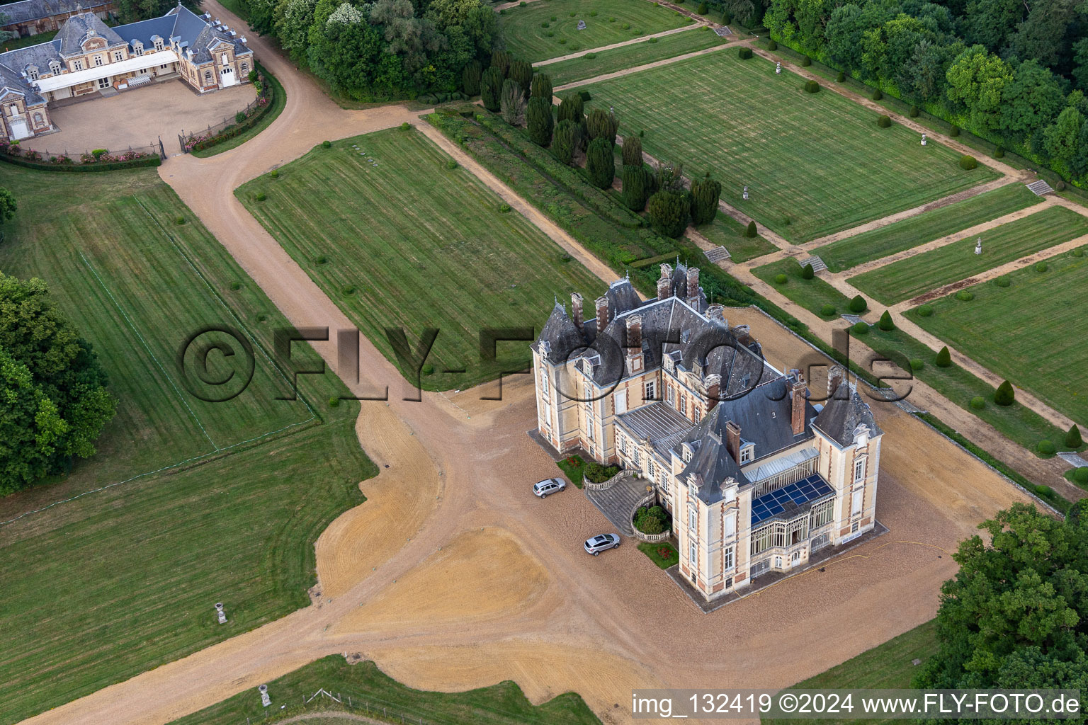 Le Domaine de La Pierre à Coudrecieux dans le département Sarthe, France vue d'en haut