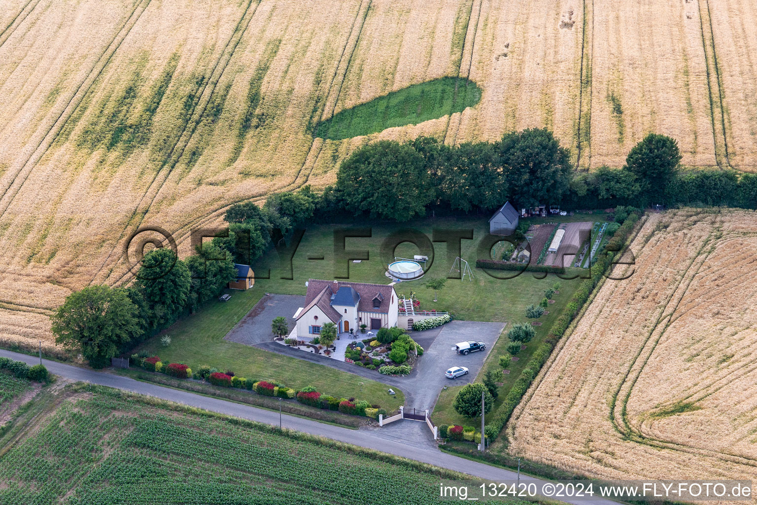 Vue aérienne de Les Ricosseries à Coudrecieux dans le département Sarthe, France