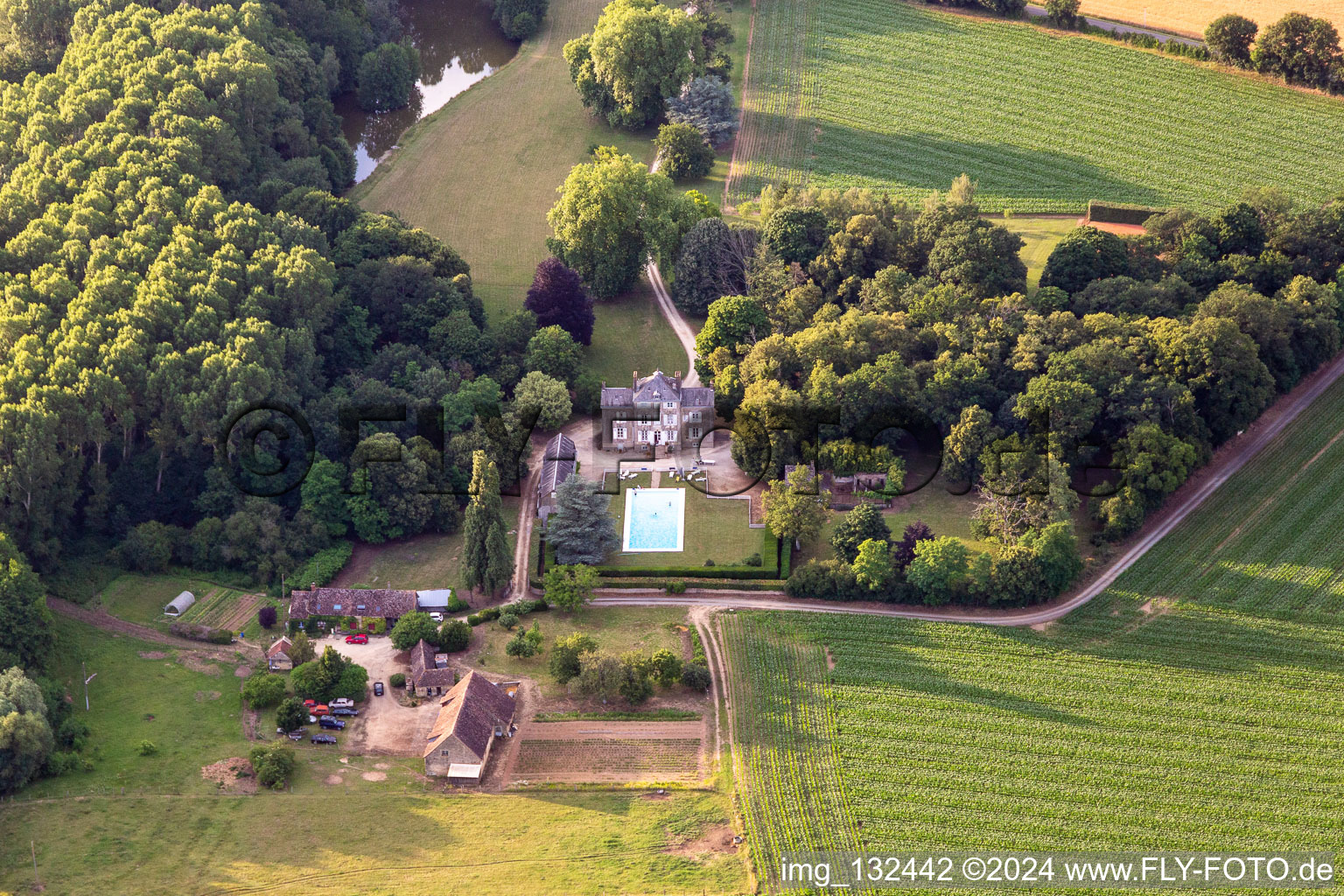 Vue aérienne de Château de Saint-Paul à Saint-Michel-de-Chavaignes dans le département Sarthe, France