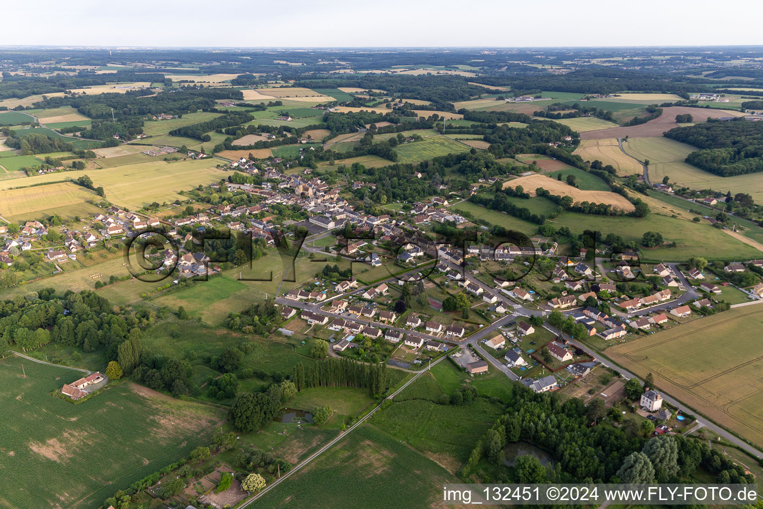 Vue aérienne de Saint-Michel-de-Chavaignes dans le département Sarthe, France