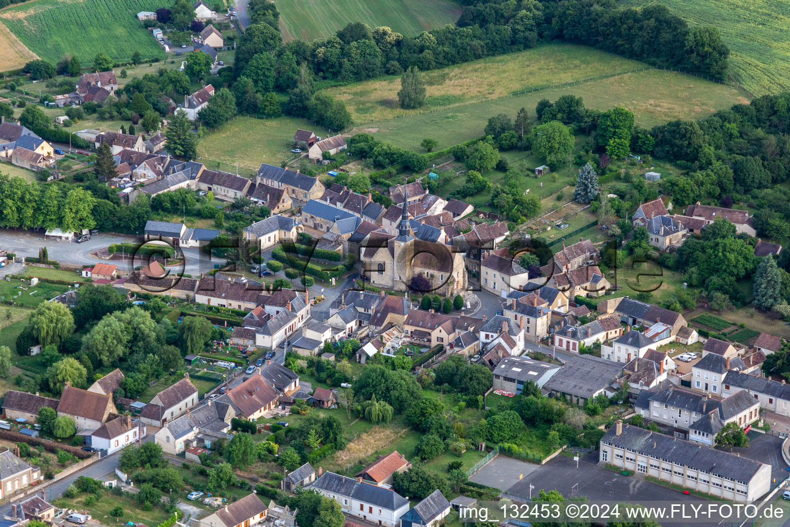 Vue aérienne de Église Saint-Michel à Saint-Michel-de-Chavaignes dans le département Sarthe, France