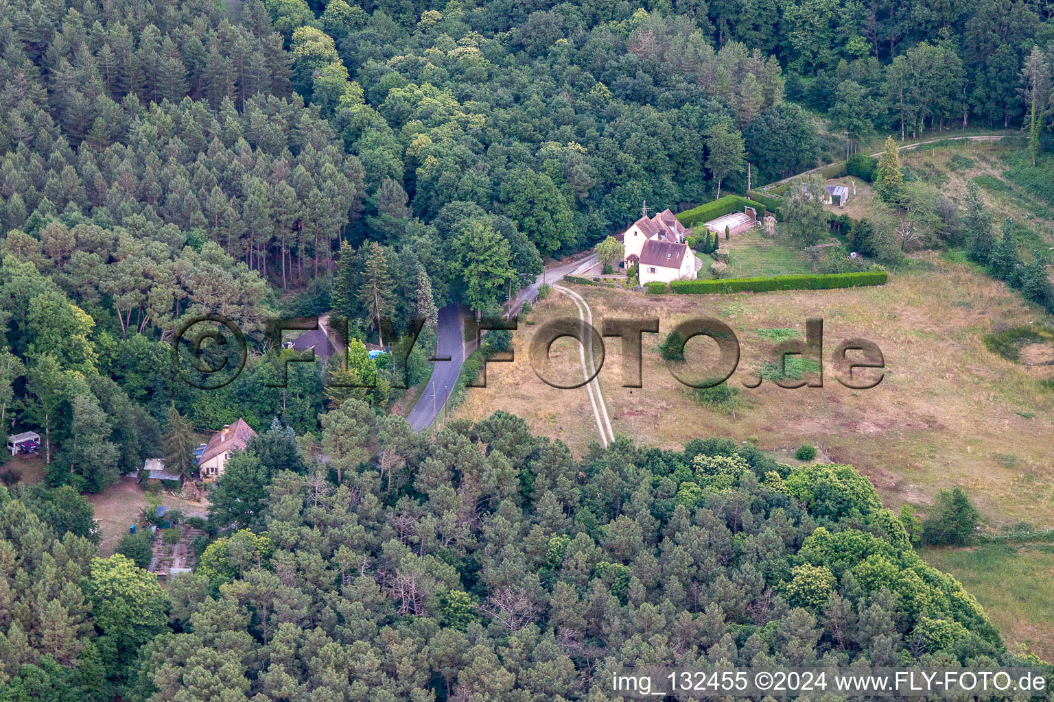 Vue aérienne de L'Oie Qui Couvé à Dollon dans le département Sarthe, France