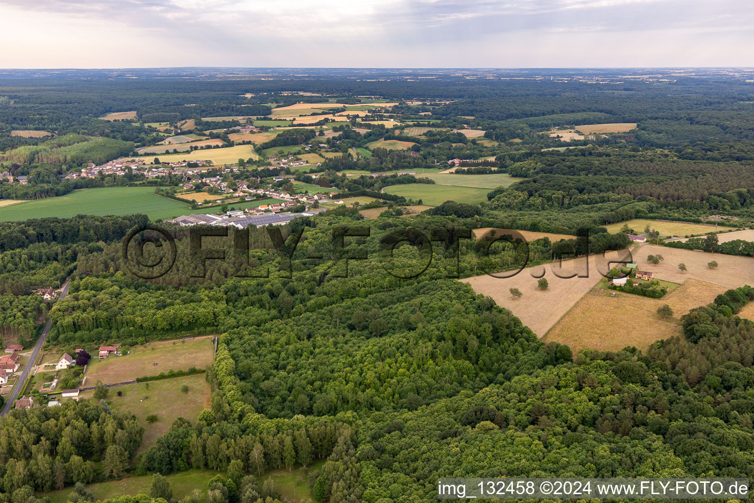 Vue aérienne de Dollon dans le département Sarthe, France