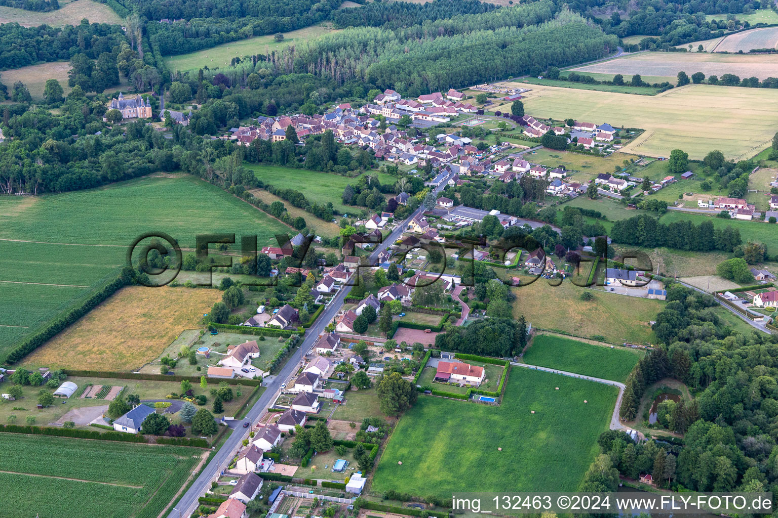 Semur-en-Vallon dans le département Sarthe, France hors des airs