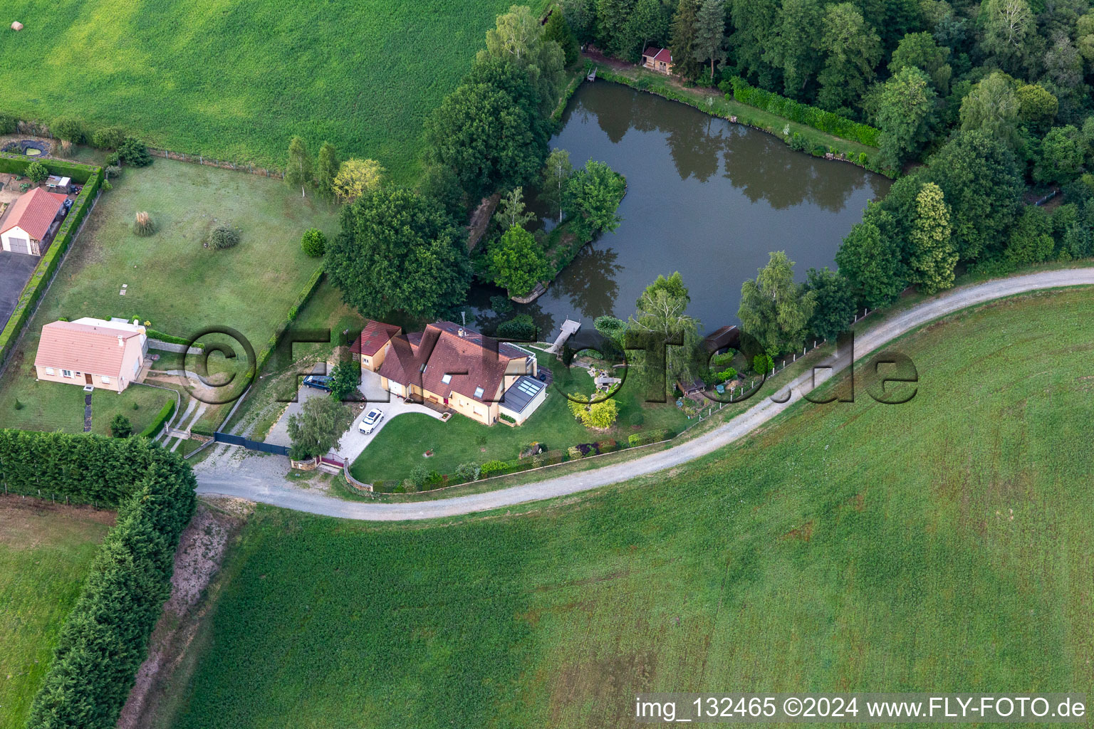 Semur-en-Vallon dans le département Sarthe, France depuis l'avion