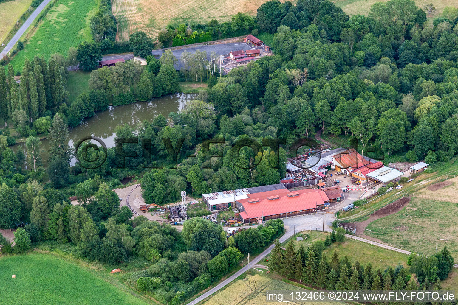 Vue aérienne de Train touristique et Muséotrain de Semur-en-Vallon, en Sarthe à Semur-en-Vallon dans le département Sarthe, France