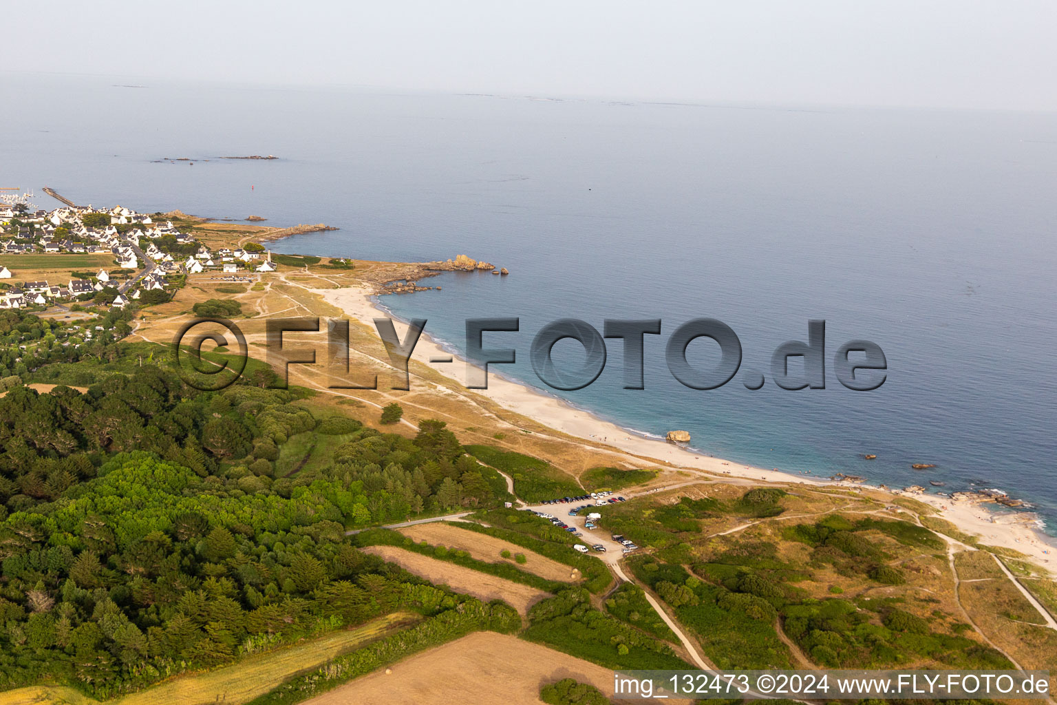 Vue aérienne de Plage de Kersauz à Treffiagat dans le département Finistère, France