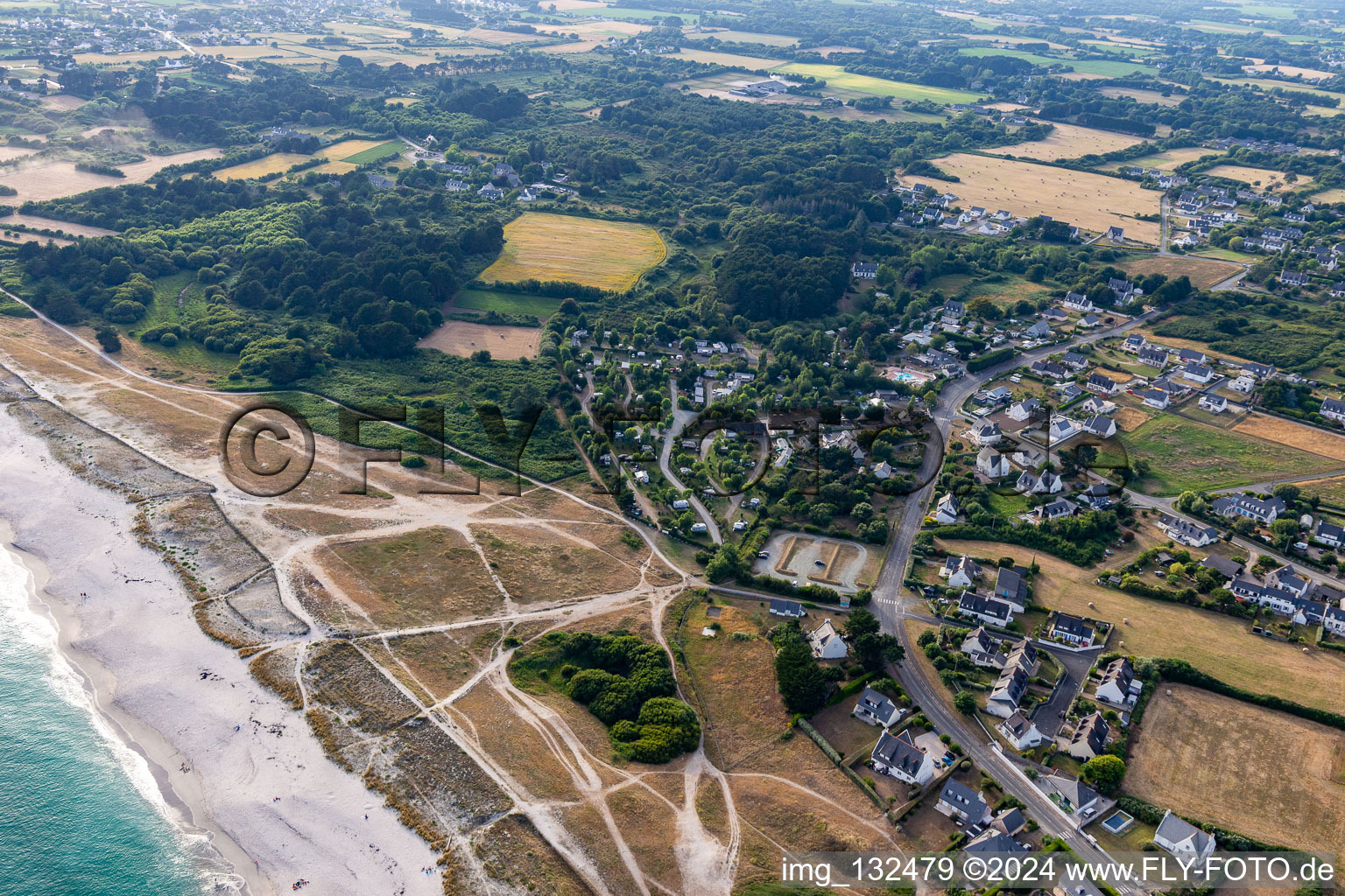 Vue aérienne de Camping Des Dunes, Flower Camping La Grande Plage à Plobannalec-Lesconil dans le département Finistère, France