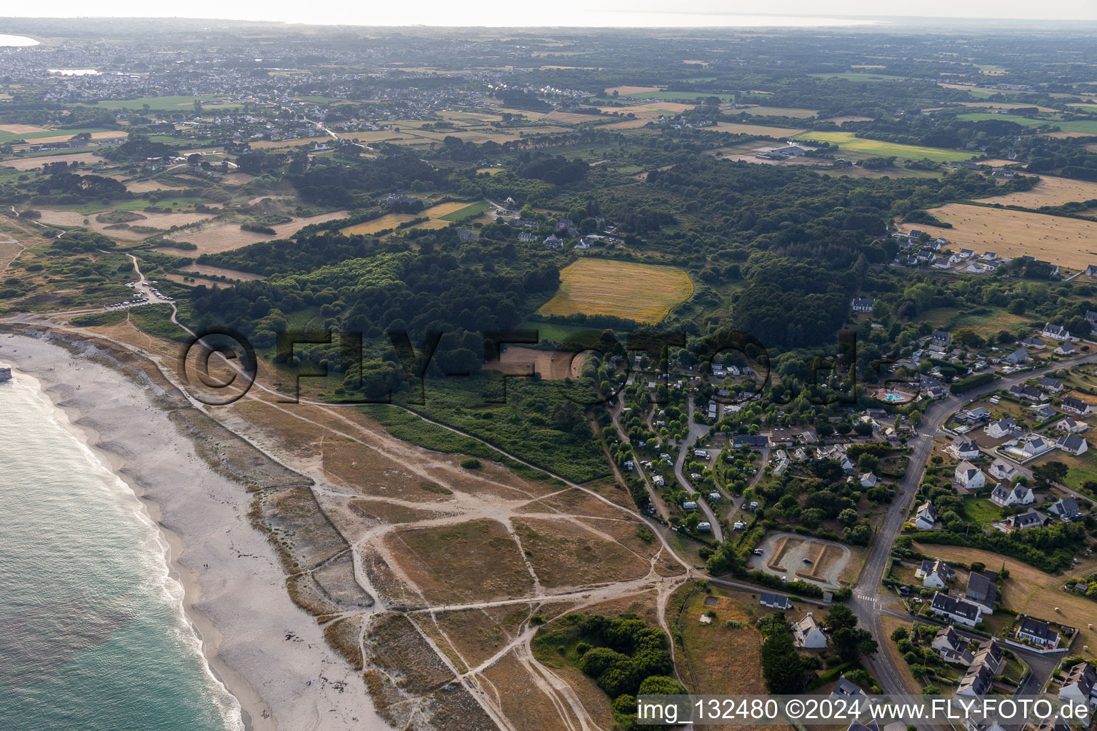 Vue aérienne de Camping Des Dunes, Flower Camping La Grande Plage à Plobannalec-Lesconil dans le département Finistère, France