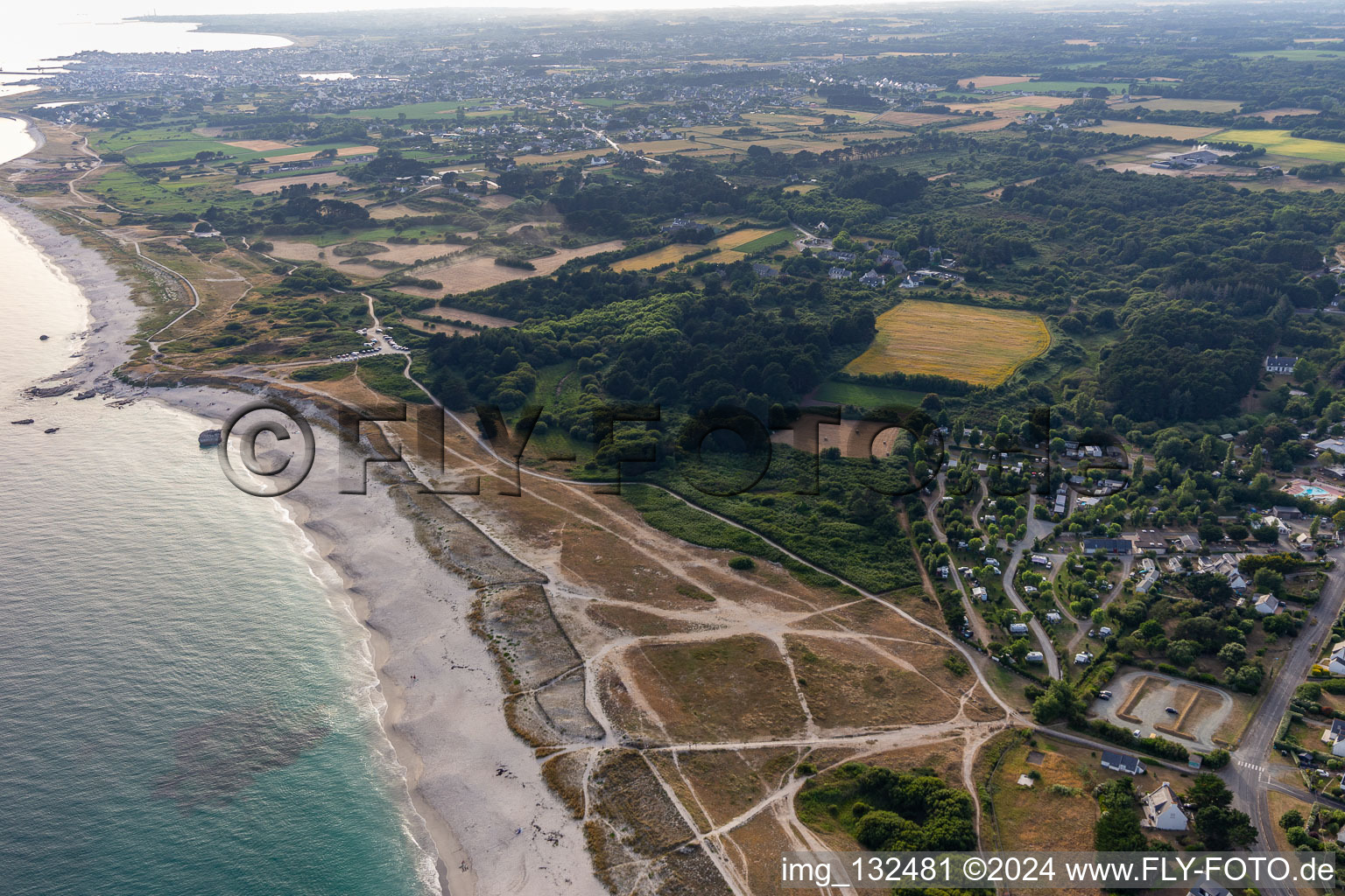Vue aérienne de Plage de Kersauz à Treffiagat dans le département Finistère, France