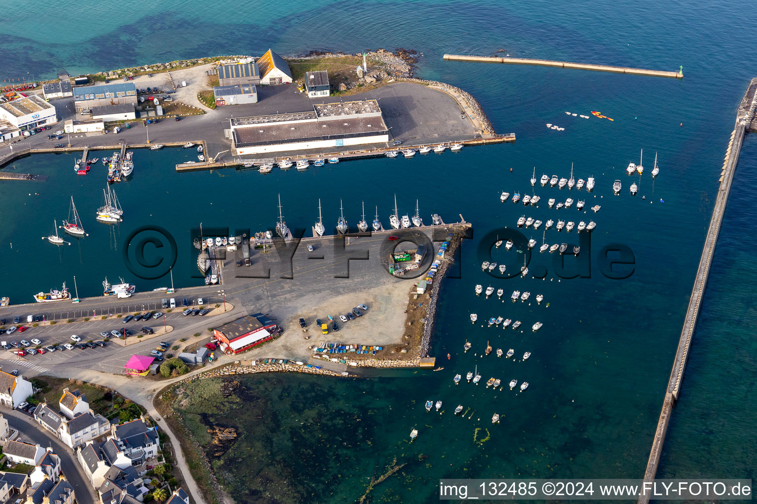 Vue aérienne de Port de Lesconil en Bretagne à Plobannalec-Lesconil dans le département Finistère, France