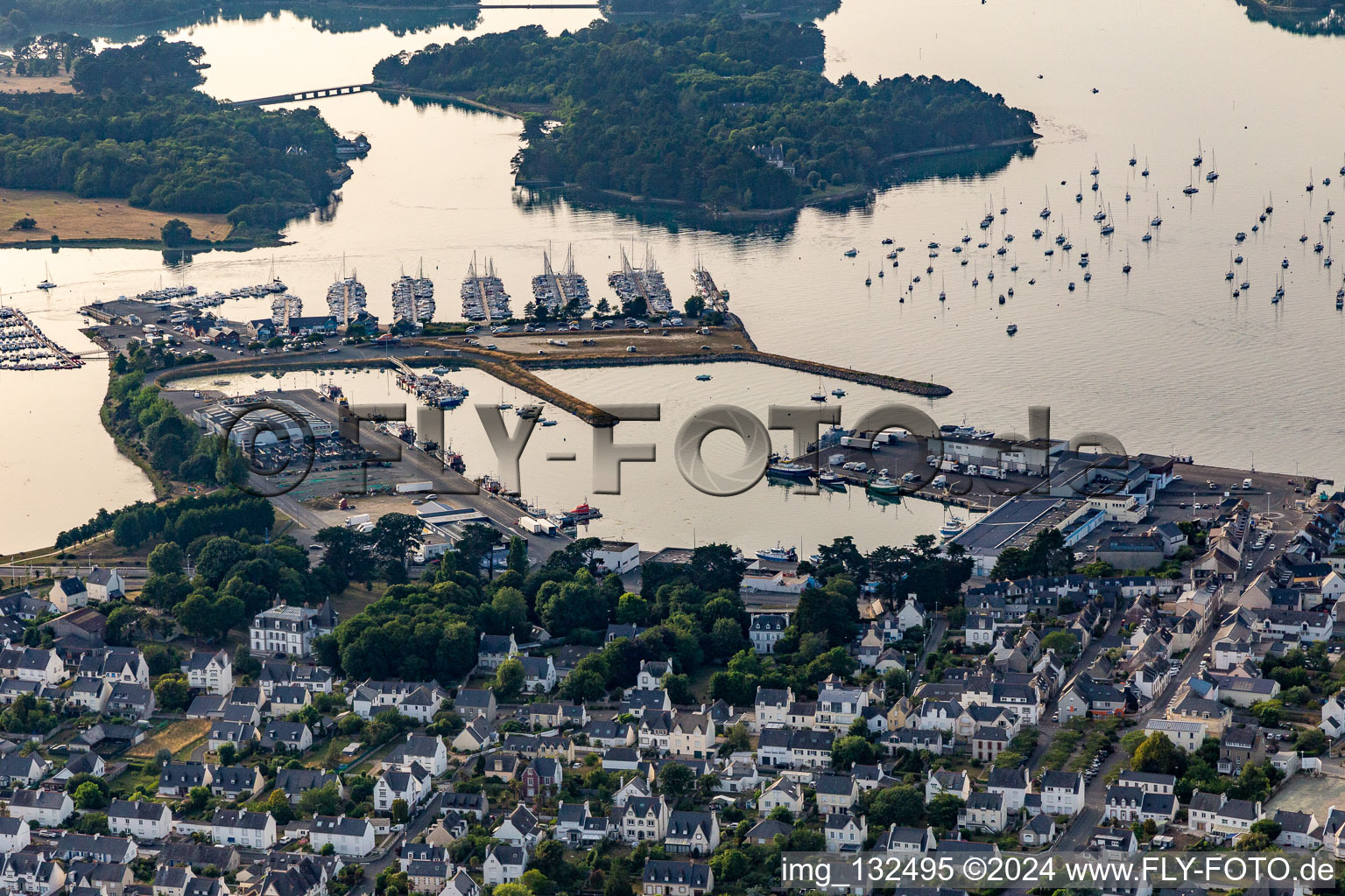 Vue aérienne de Marina - Port de Plaisance à Loctudy dans le département Finistère, France