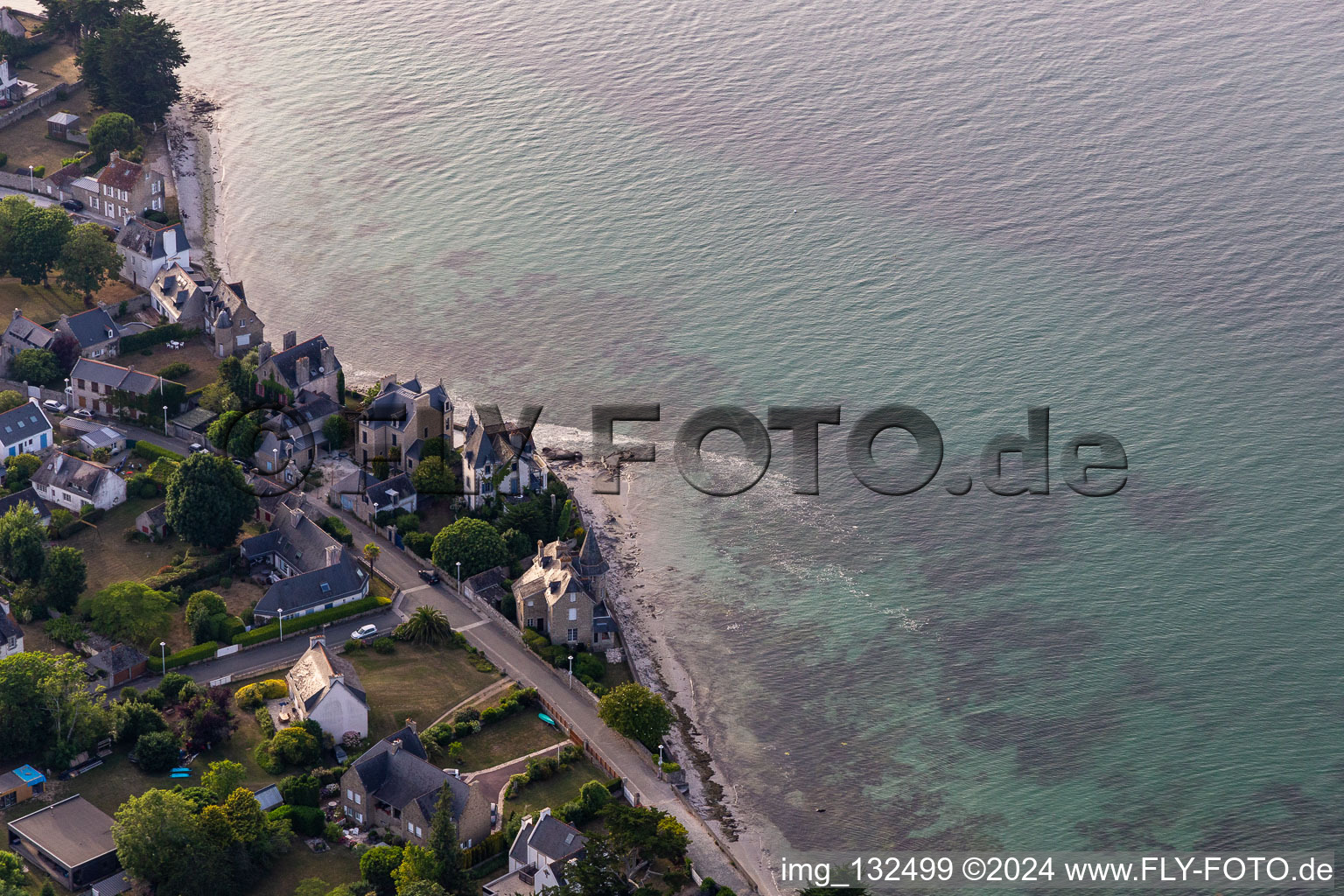 Vue aérienne de Rue de la Palue à Loctudy dans le département Finistère, France