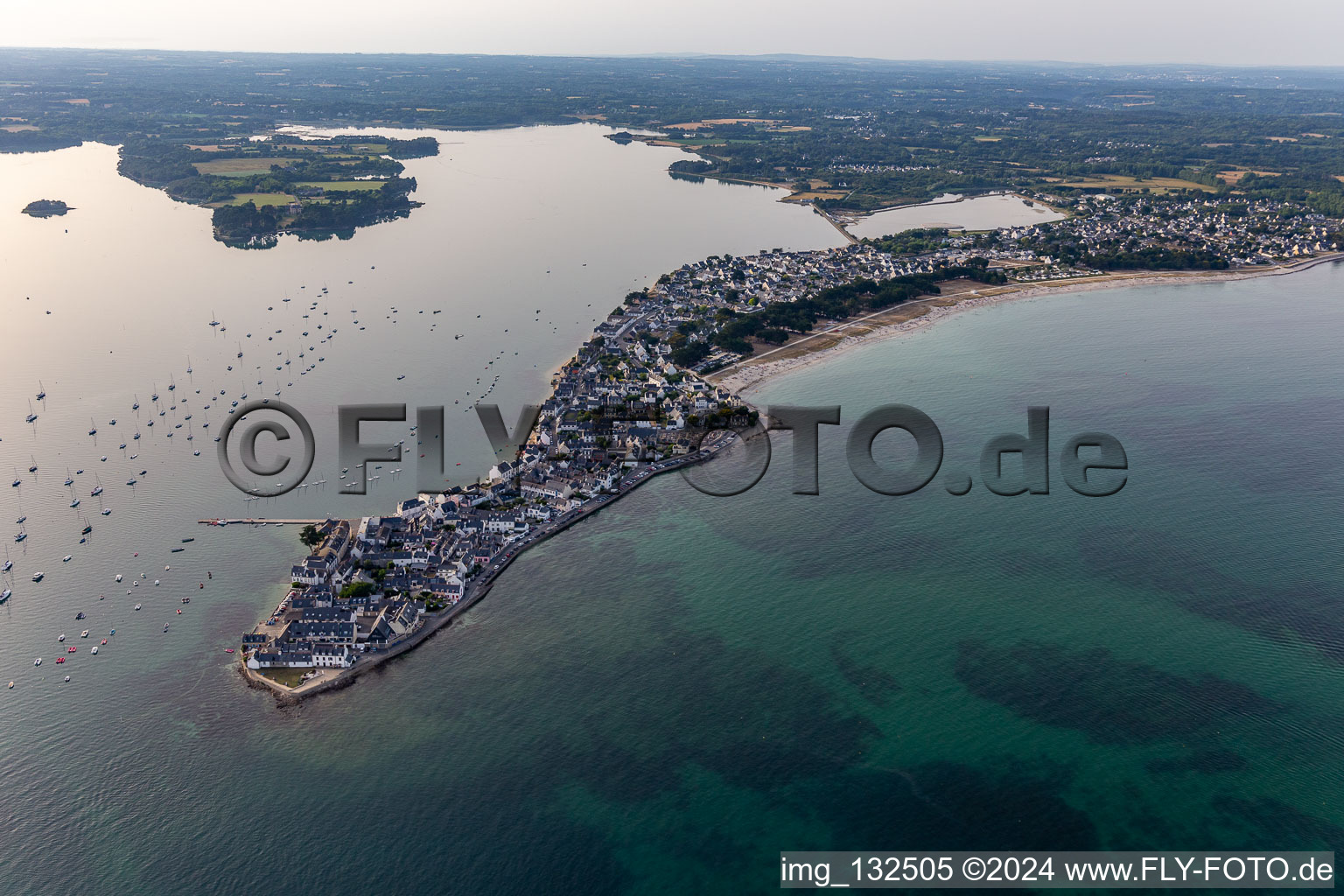 Vue aérienne de Demi-île Île-Tudy en Bretagne à Île-Tudy dans le département Finistère, France