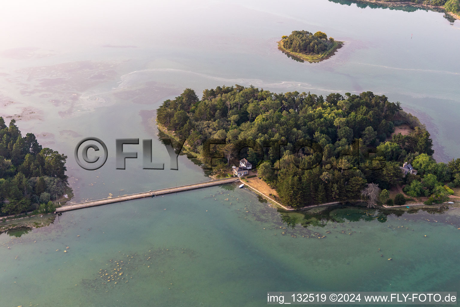 Vue aérienne de Île de Queffen à Loctudy dans le département Finistère, France