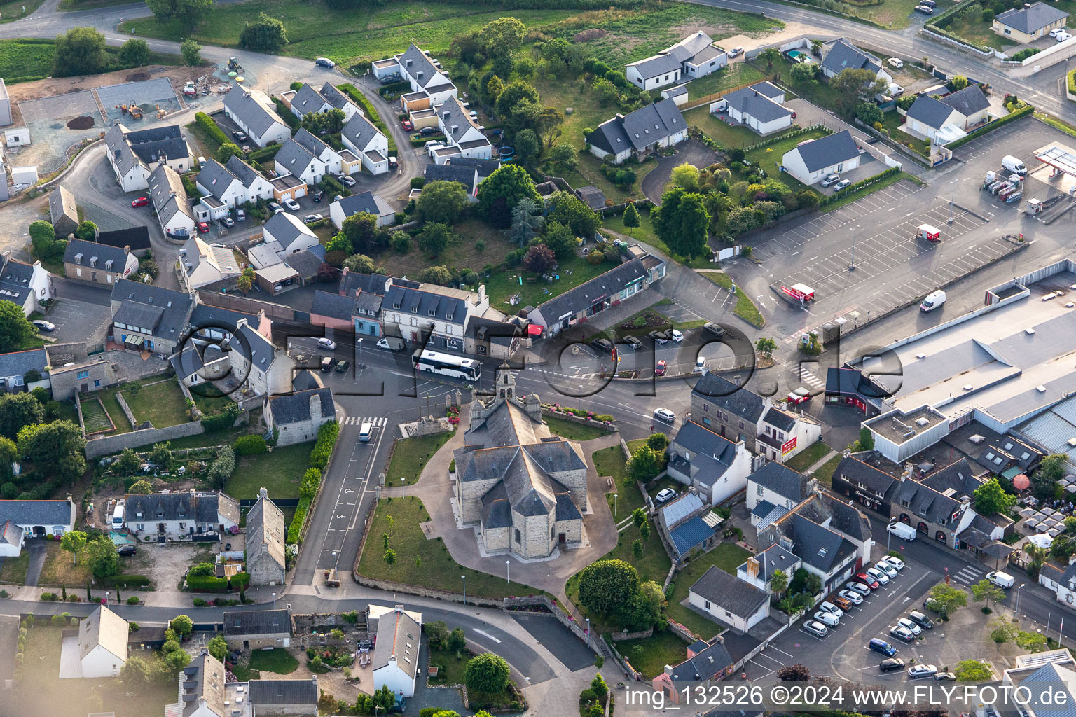 Vue aérienne de Église Sainte-Thumette à Plomeur dans le département Finistère, France