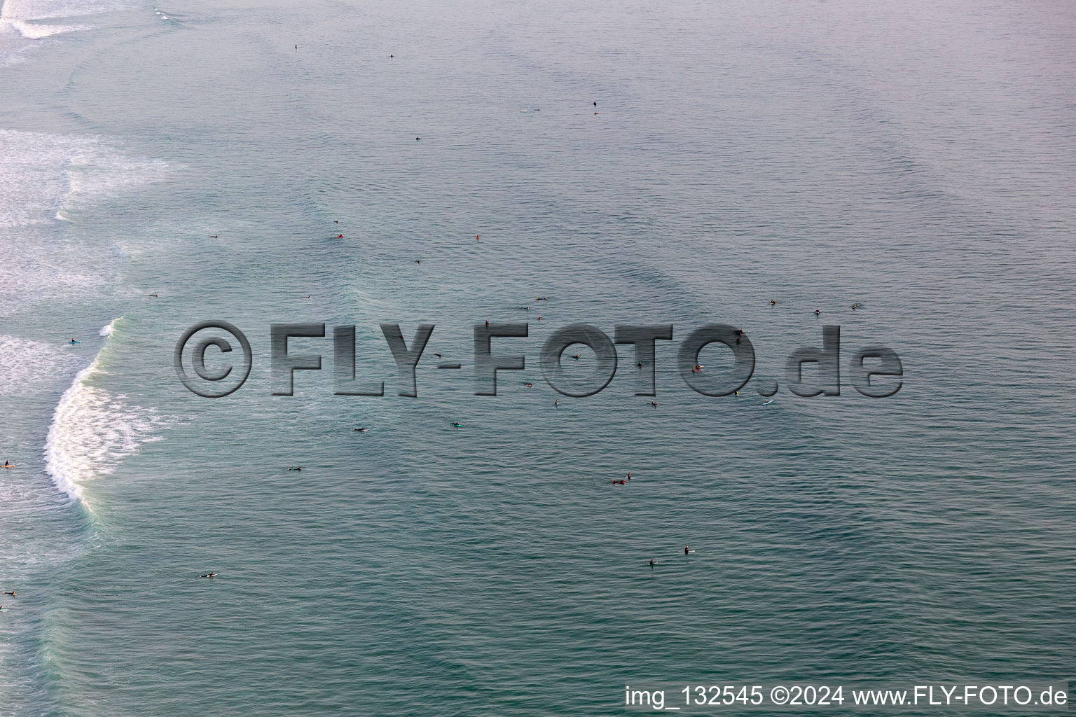 Vue aérienne de Surfeurs attendant la vague devant la plage de Tronoën à Saint-Jean-Trolimon dans le département Finistère, France