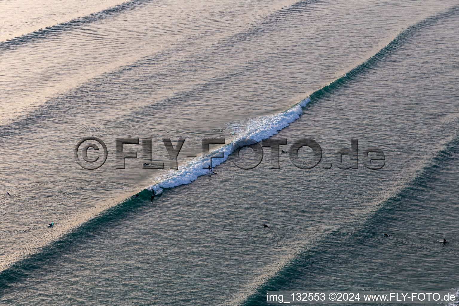 Vue aérienne de Wave surfeurs devant la Plage de Tronoën à Saint-Jean-Trolimon dans le département Finistère, France