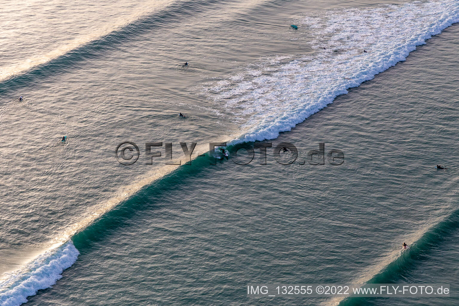 Photographie aérienne de Wave surfeurs devant la Plage de Tronoën à Saint-Jean-Trolimon dans le département Finistère, France