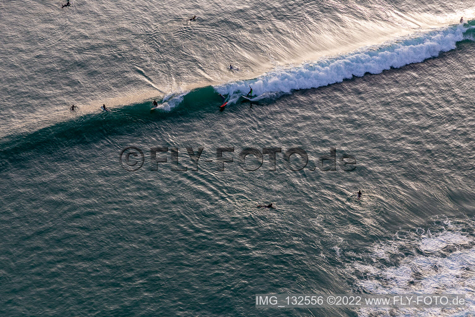 Vue oblique de Wave surfeurs devant la Plage de Tronoën à Saint-Jean-Trolimon dans le département Finistère, France