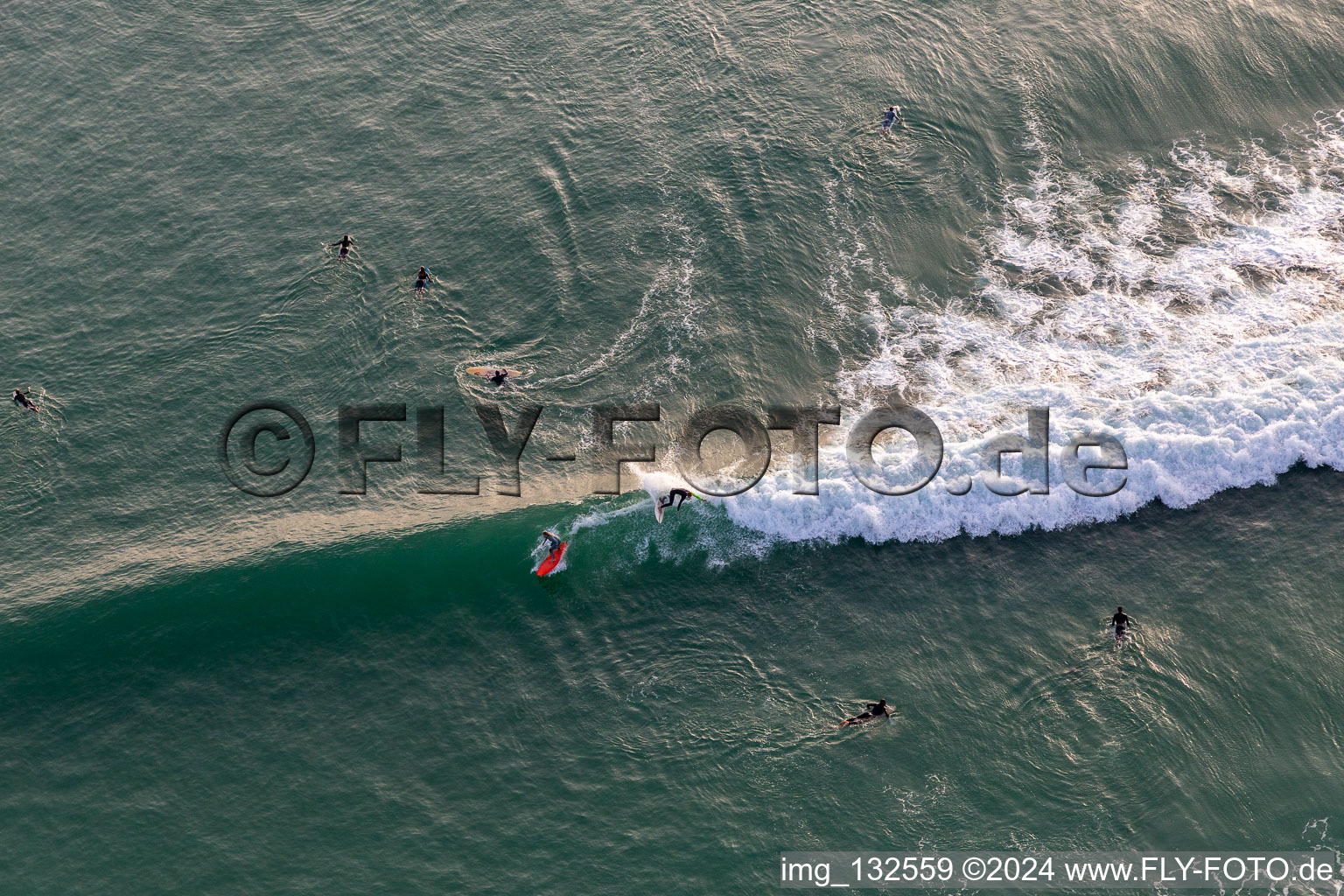 Wave surfeurs devant la Plage de Tronoën à Saint-Jean-Trolimon dans le département Finistère, France hors des airs